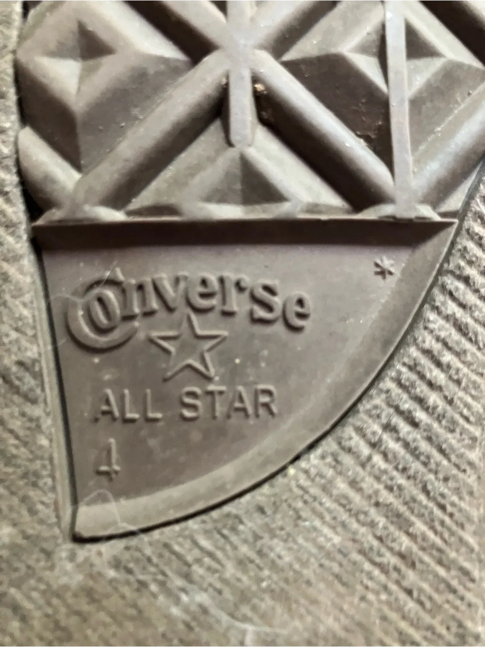 IN GREAT CONDITION! CONVERSE CHUCK TAYLOR ALL STAR HI TOPS KIDS UNISEX SIZE 4